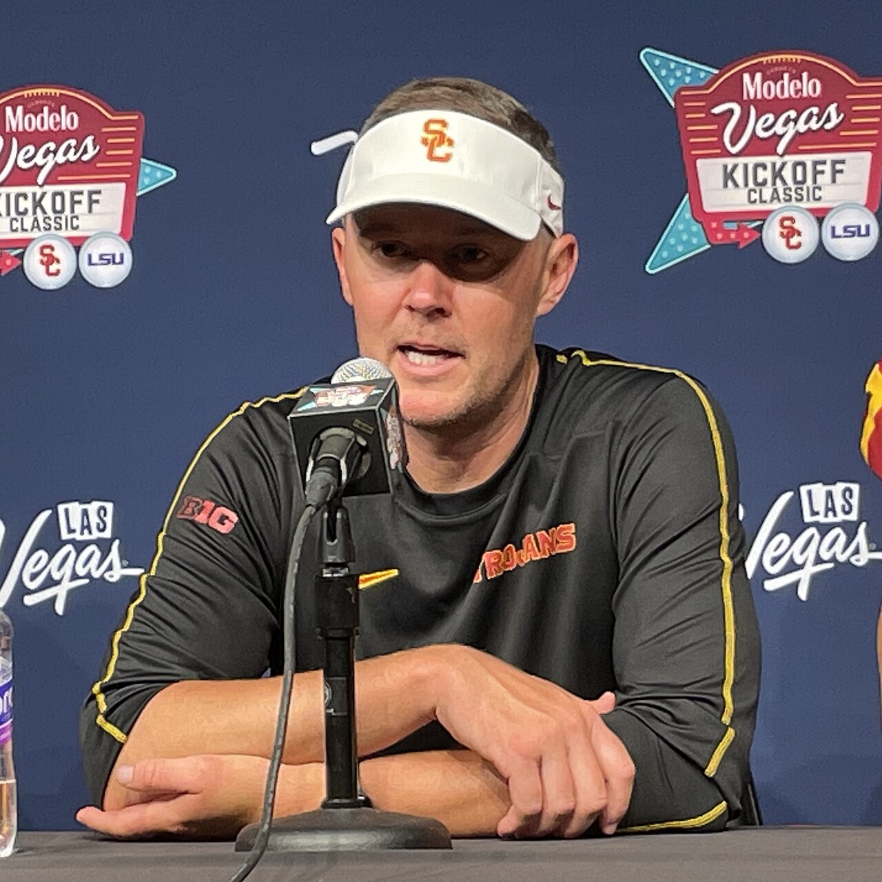 USC head coach Lincoln Riley on the sideline