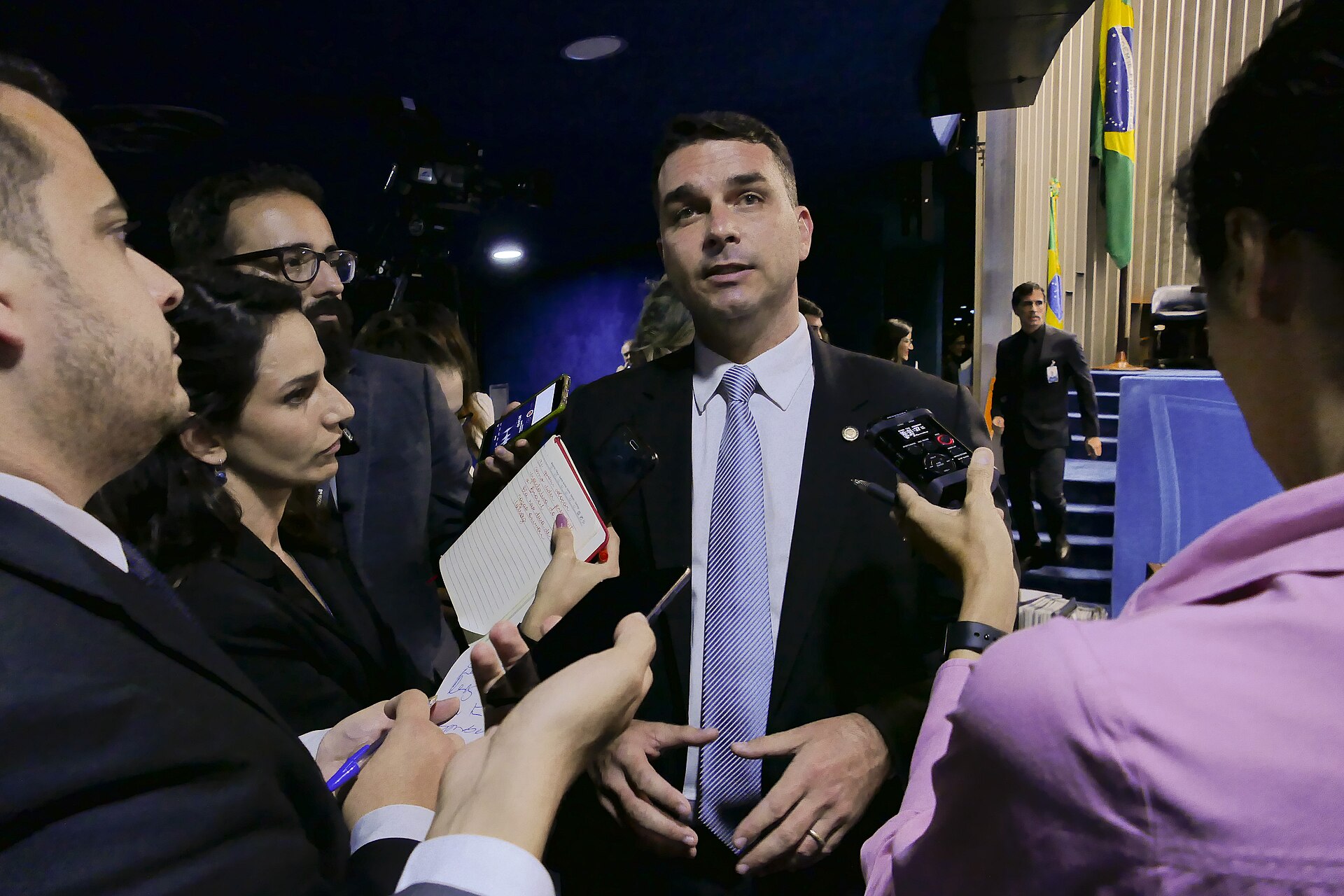 Flávio Bolsonaro in a suit being interviewed