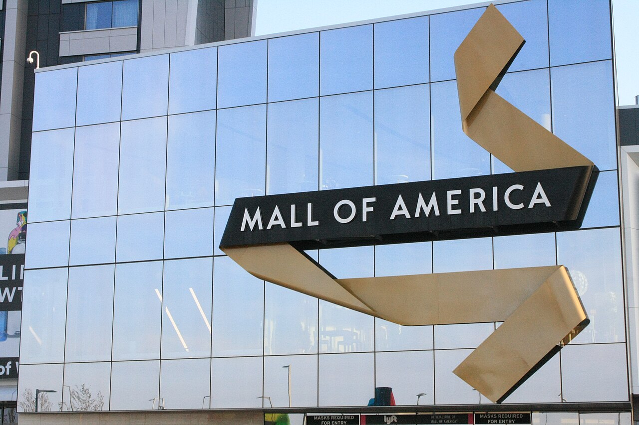 A large building with a sign that reads Mall of America