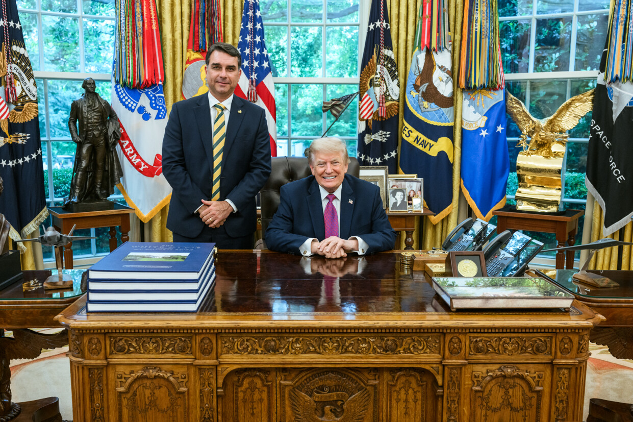 A picture of the US President Donald Trump and the Brazilian Senator Flávio Bolsonaro in the White House's Oval Office. It was posted on Trump's Truth Social with the following text: "It was very nice having Flávio Bolsonaro in the Oval Office of the White House - A smart young man who loves his Cou
