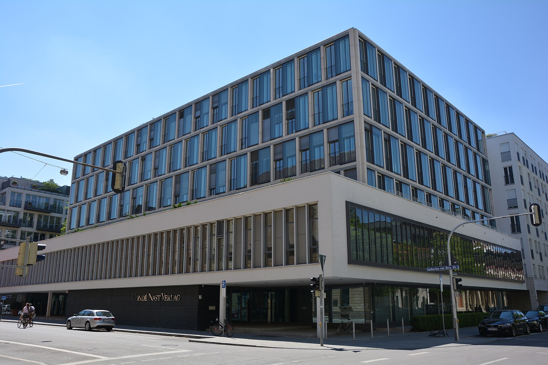 A modern office building with the sign "Condé Nast Verlag" visible on its dark facade.