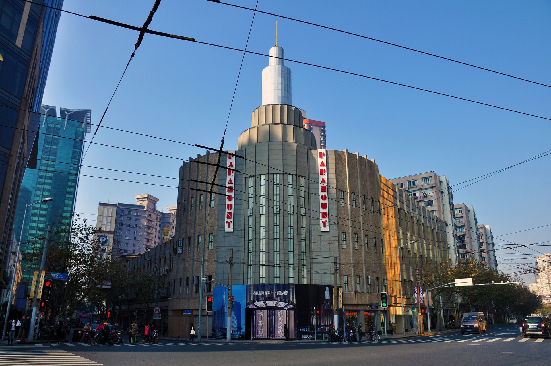 A building with a Paramount sign on it